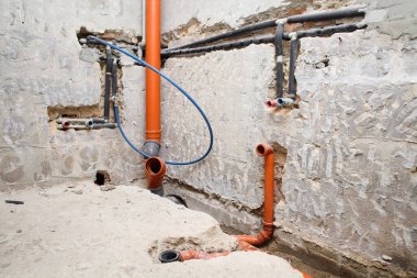 Banyo suyu ve boru tesisatı duvarda. Ev onarımı ve yenileme.