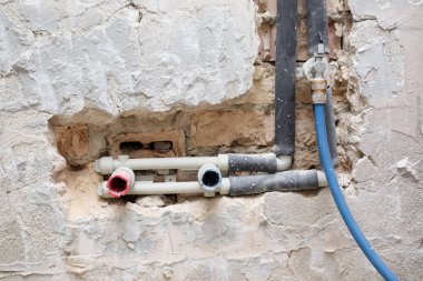 Banyo tamiri. Yeni sıcak ve soğuk su boruları ve bağlantılar kuruluyor.