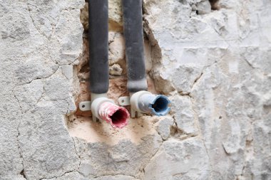 Banyo tamiri. Yeni sıcak ve soğuk su boruları kuruluyor.
