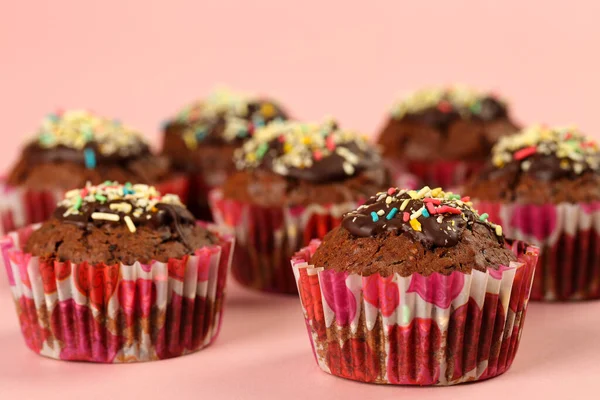 Hemlagad Läckra Mörk Choklad Muffins Med Kakao Och Färgglada Socker — Stockfoto