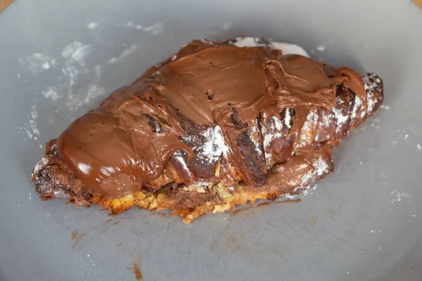 Mandel Croissant Med Issocker Och Choklad Sprids Tallrik — Stockfoto
