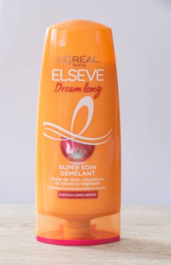Primelin - Fransa, 08 Haziran 2020: L 'oreal markasından bir şişe Elseve Dream Long saç kremi