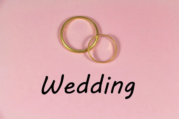 Zwei Eheringe Und Hochzeit Auf Rosa Hintergrund — Stockfoto