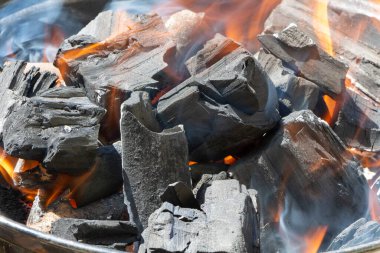 Bahçede ızgara et pişirmek için barbekü.