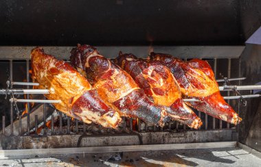 Dört koca jambon odun ateşiyle kavrulmuş.