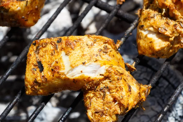 Trozos Pollo Marinado Parrilla Parrilla Una Barbacoa — Foto de Stock