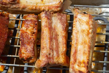 Elektrikli ızgarada domuz eti.