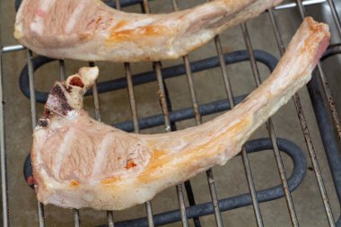 Kuzu pirzolası ızgarada kızartılıyor.