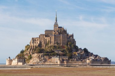 Mont Saint-Michel, Fransa 'nın en turistik yerlerinden biri olan Normandiya' da sular çekildiğinde