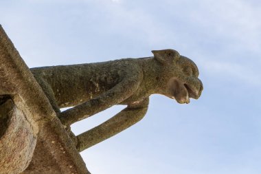 Mont Saint-Michel abbaye 'de granitten yapılmış bir heykel.