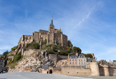Mont Saint-Michel ve manastırı sular çekildiğinde