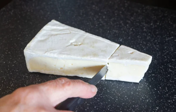 Ein Stück Brie Käse Mit Dem Messer Schneiden — Stockfoto