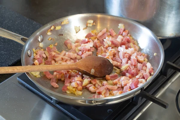玉ねぎ片とベーコンキューブフライパンでガス炊飯器 — ストック写真