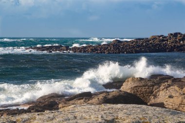 Britanya kıyılarında dalgalar kayalara çarpıyor.