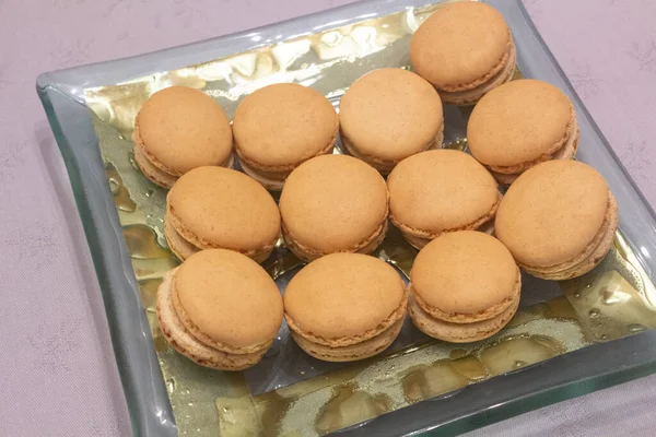 Tabakta kaz ciğeri olan tuzlu badem kurabiyesi.