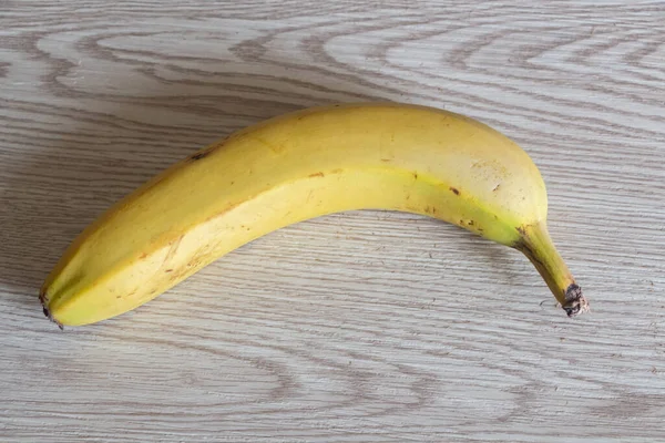 Banane Mûre Avec Peau Sur Fond Bois — Photo