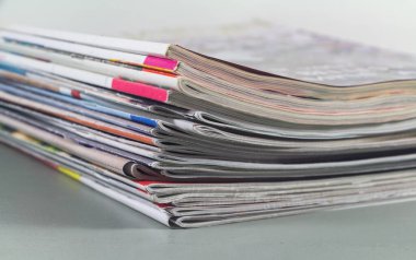 Masada bir yığın Fransızca dergisi var.
