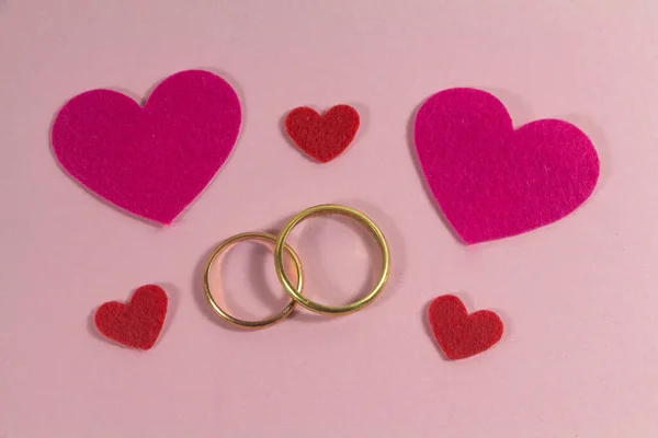 Zwei Eheringe Und Rosa Herzen Zum Valentinstag — Stockfoto