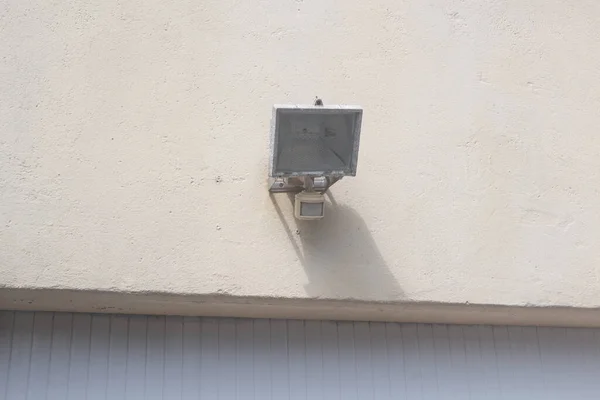 Garajın Duvarında Hareket Detektörü Olan Açık Hava Projektörü — Stok fotoğraf