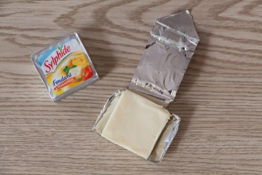 Brest - Fransa, 16 Kasım 2019: İki porsiyon işlenmiş peynir Sylphide