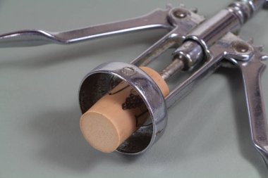 Şarap şişesi mantarlı tirbuşon.