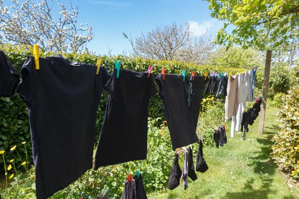 Linha Lavagem Com Roupa Que Seca Jardim — Fotografia de Stock