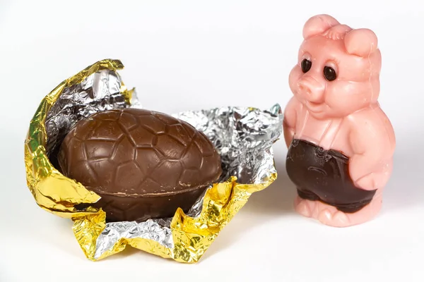 Huevos Chocolate Envueltos Papel Dorado Cerdo Para Pascua —  Fotos de Stock