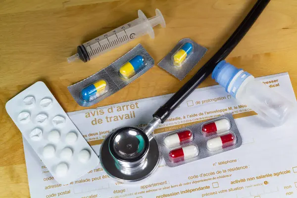 フランスの医療作業を停止通知 黒聴診器 注射器や薬のパック — ストック写真