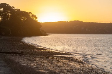 Plougastel-Daoulas sahilinde gün doğumu Le Relecq-Kerhuon plajından
