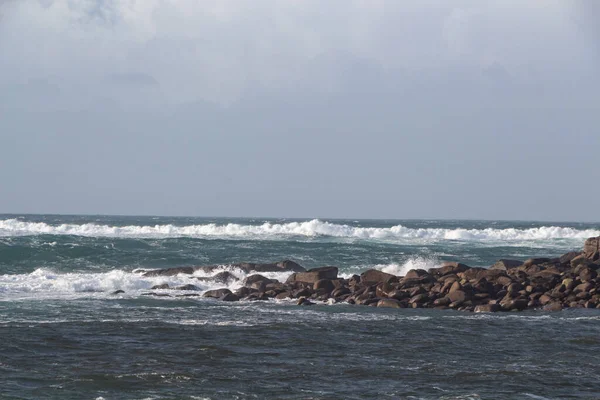 Wybrzeże Bretanii Falami Miażdżącymi Skały — Zdjęcie stockowe