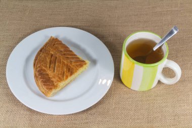 Bir fincan çay ve bir parça Fransız pastası.