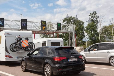 Reims - Fransa, 18 Ağustos 2019: Otomobil ve kampçılar gişede ödeme yapmak için bekliyorlar