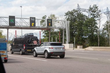 Reims - Fransa, 18 Ağustos 2019: Otomobil ve kampçılar gişede ödeme yapmak için bekliyorlar