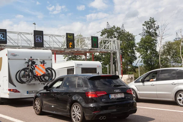 Reims Fransa Ağustos 2019 Otomobil Kampçılar Gişede Ödeme Yapmak Için — Stok fotoğraf