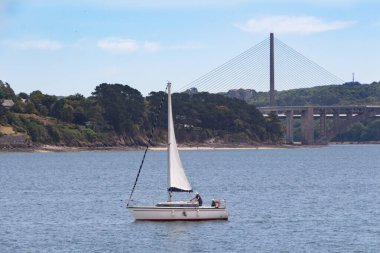 Elorn nehri üzerindeki Iroise köprüsü yakınlarında bir yelkenli.