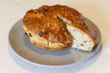 Kouign des gras keki, tabağında bir parça dilimle