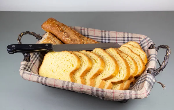 Pão Baguete Brioche Faca Uma Cesta Pão Para Café Manhã — Fotografia de Stock