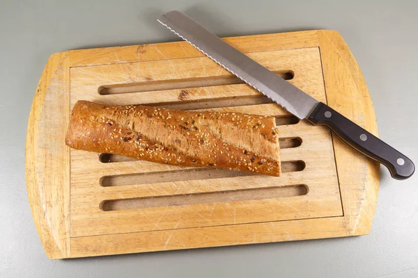 传统的法式面包和刀叉在切菜板上 — 图库照片