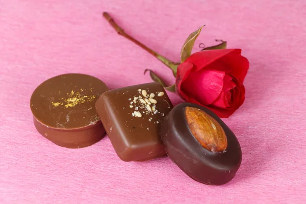 Rosa Roja Chocolates Para Día San Valentín —  Fotos de Stock