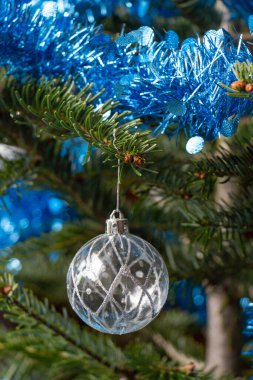 Gümüş bir Noel balosu, Noel ağacında mavi bir süs