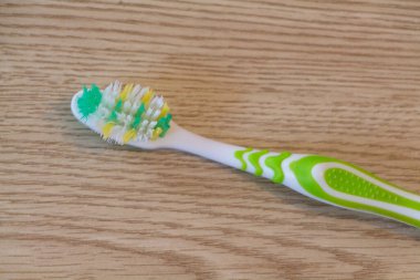 Ahşap arka planda kullanılan yeşil ve beyaz plastik.