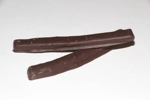 Két Fekete Narancs Csokoládé Fehér Alapon — Stock Fotó