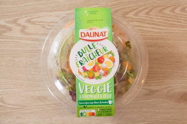 Primelin - Fransa, 29 Kasım 2019: Daunat markasından endüstriyel karışık salata