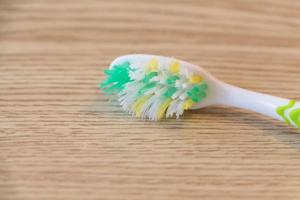 Nahaufnahme Auf Dem Kopf Einer Gebrauchten Zahnbürste Auf Holzgrund — Stockfoto