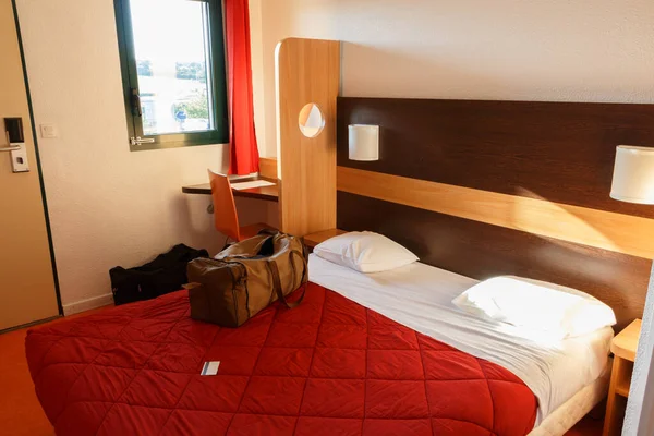 Bed Small Cheap Hotel Bedroom Imagens De Bancos De Imagens