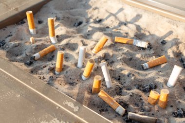 Paris - Fransa, 19 Ağustos 2018: Kumlu sigara izmaritleri