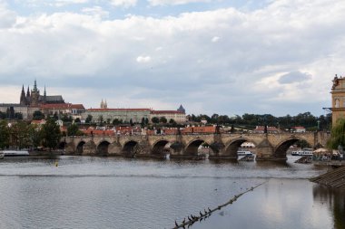Prag'da Vltava Nehri ve charles Köprüsü