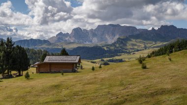 Dolomite İtalya 'sındaki Sassalungo Dağı manzaralı Alpe di Siusi.