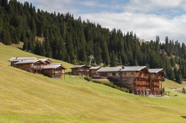 Dolomite İtalya 'sındaki Sassalungo Dağı manzaralı Alpe di Siusi.