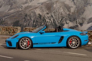 Güzel dağlık manzaralı mavi Porsche araba